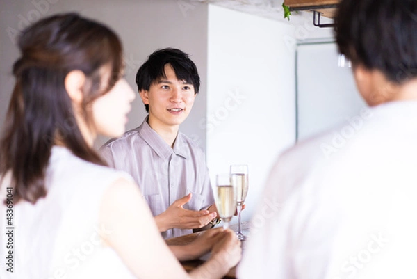 Fototapeta バーでお酒を飲む若者