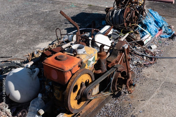 Obraz 漁村の壊れたエンジン　漁船を引き上げる