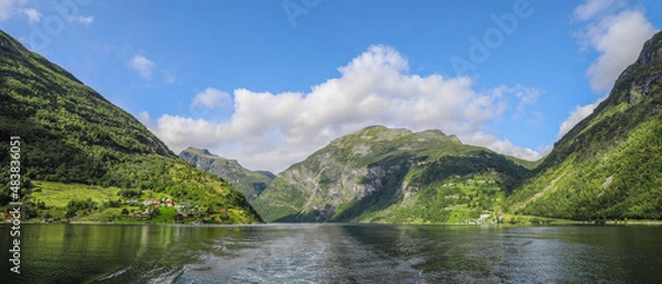 Fototapeta Water view of the beautiful landscapes of Geiranger fjord