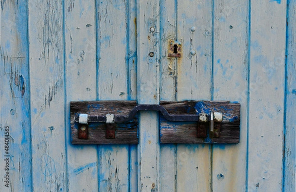Obraz Serrure ancienne sur une porte en bois à la peinture qui s"écaille.