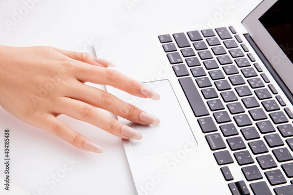 Fototapeta ノートパソコンを操作する女性の手