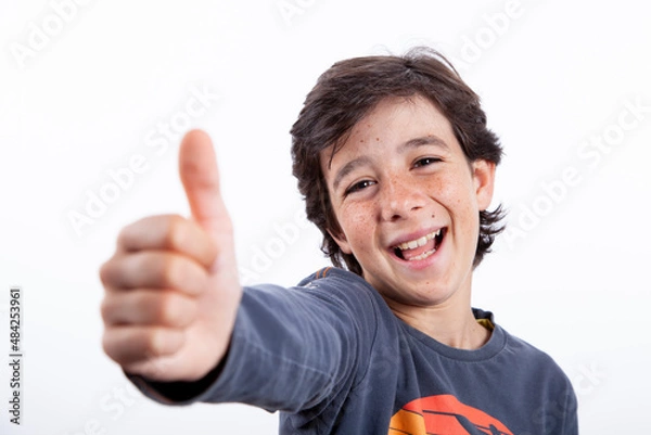Obraz Niño sonriendo con el pulgar hacia arriba. Gesto OK.