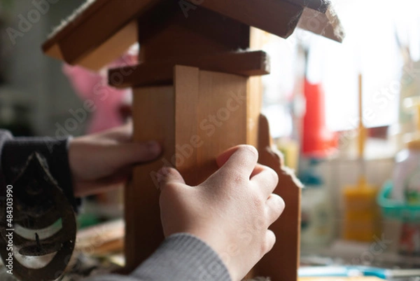 Fototapeta 神棚掃除。年末の神棚お掃除。家庭の神社、家庭祭祀。一社造りの宮形。神棚と子供の手。年忘れ行事、神への感謝、信仰行事