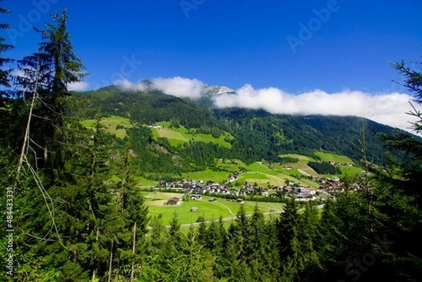 Fototapeta オーストリア・チロル州 シュトゥーバイタールの集落