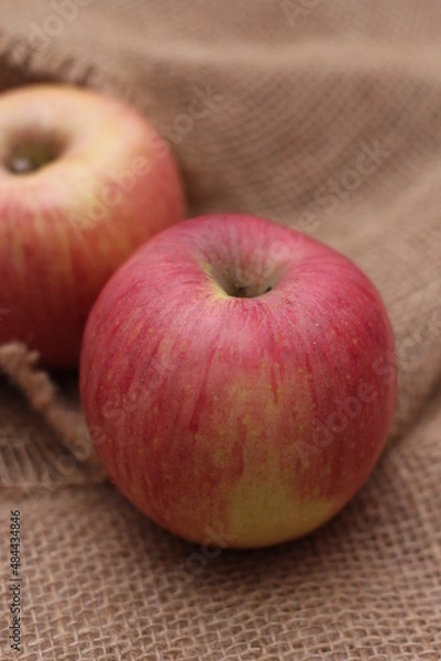 Fototapeta Apple, a fruit that contains vitamin C that is beneficial to the body. put on sackcloth