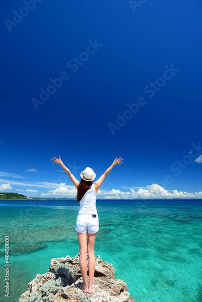 Obraz ビーチでストレッチを楽しむ笑顔の女性