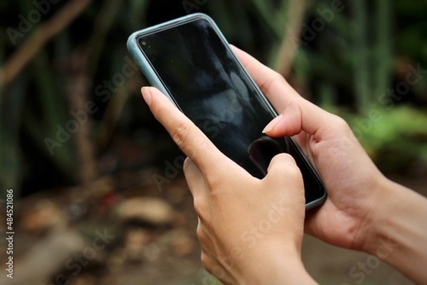 Obraz a smartphone operated with both hands