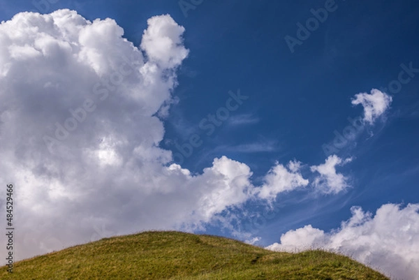 Fototapeta Sommerhimmel über Bergwiese