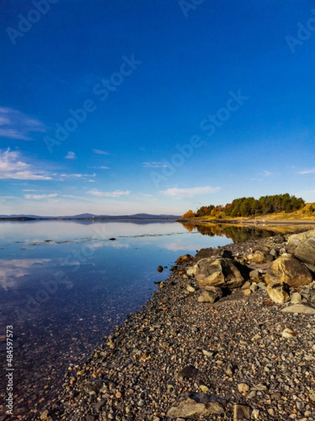 Fototapeta The White Sea coast on a sunny day. The sun's rays. Karelia. 2021. Russia.
