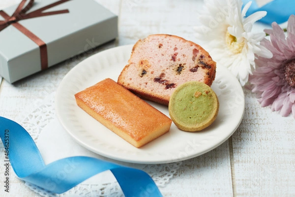 Fototapeta プレゼントにおすすめの洋菓子盛り合わせ(パウンドケーキ、クッキー、フィナンシェ)