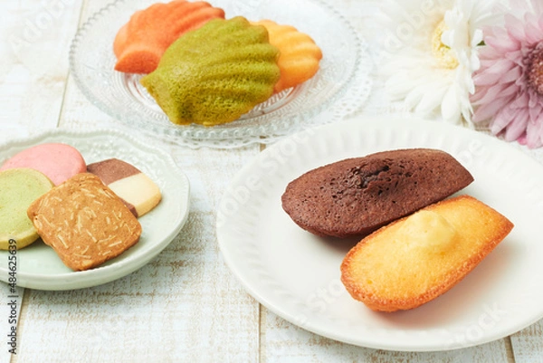 Fototapeta 美味しいマドレーヌとクッキーでティータイム