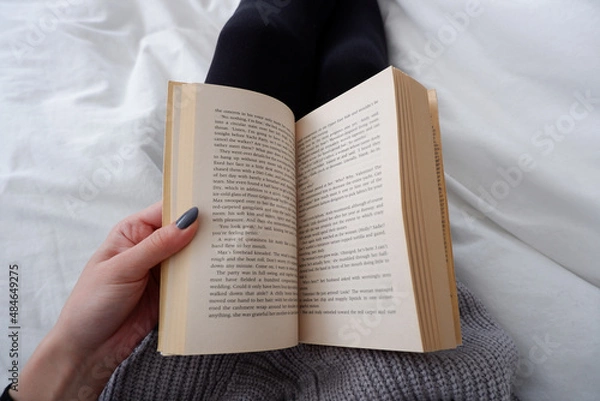 Obraz 本を読む手