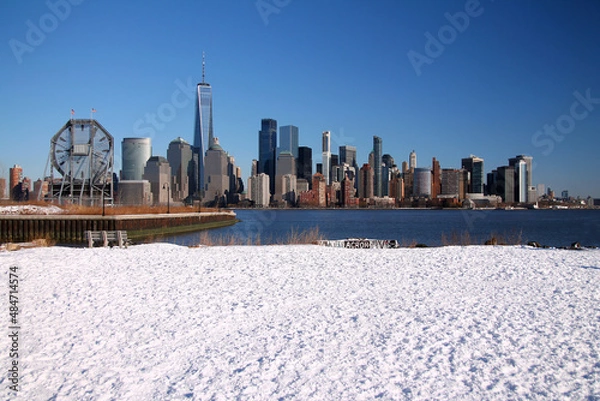 Fototapeta Downtown Manhattan with winter snow on the ground