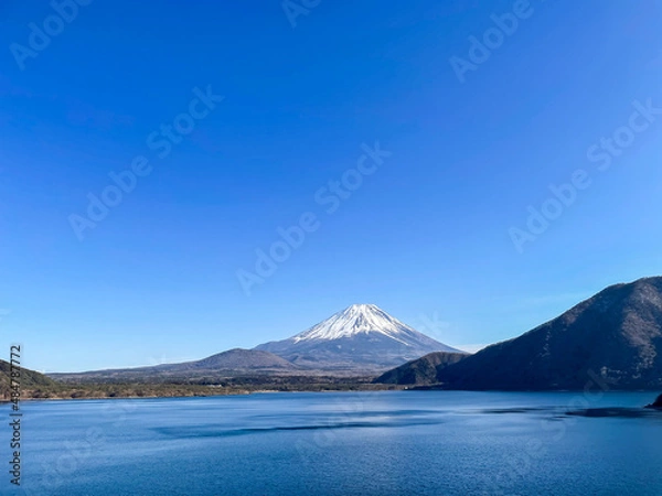 Fototapeta 山梨県南都留郡富士河口湖町の本栖湖と富士山