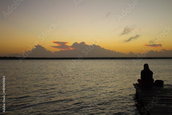 Fototapeta Hermosa imagen de un amanecer sobre una laguna