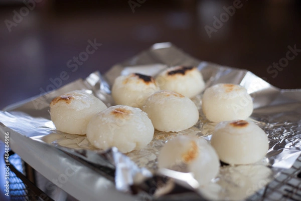 Fototapeta ストーブの上で焼く餅
