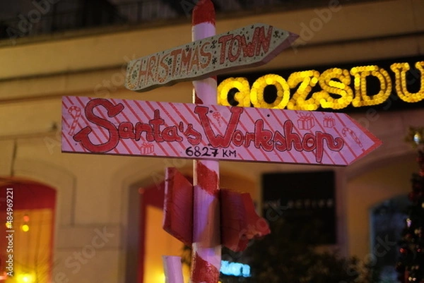 Obraz sign pointing to the santa workshop