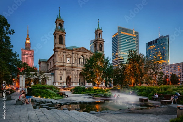 Obraz Warszawa, Plac Grzybowski, nowoczesna architektura i Kościół pw. Wszystkich Świętych nocą