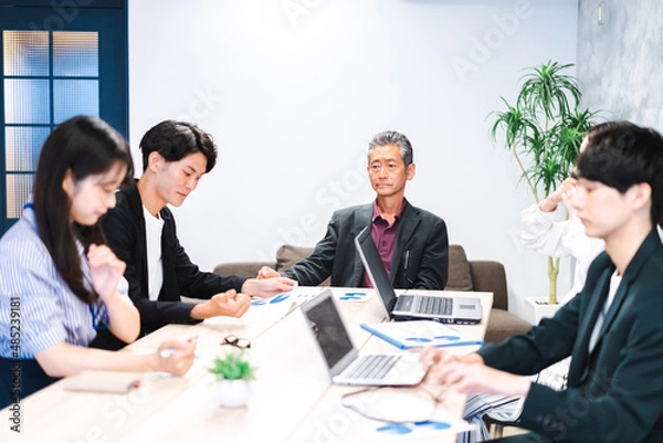 Fototapeta 明るい雰囲気で会議をするビジネスパーソン