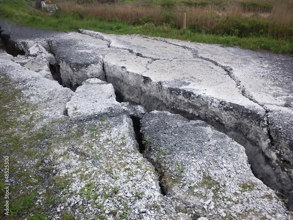 Obraz 地割れした道路