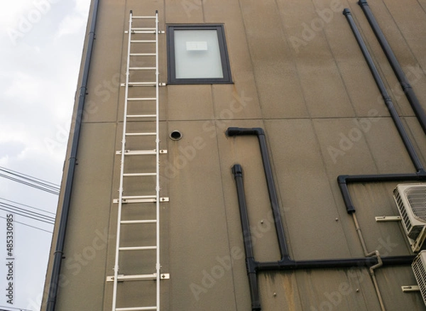 Obraz 【タラップ】ALC壁に取り付けられた避難梯子