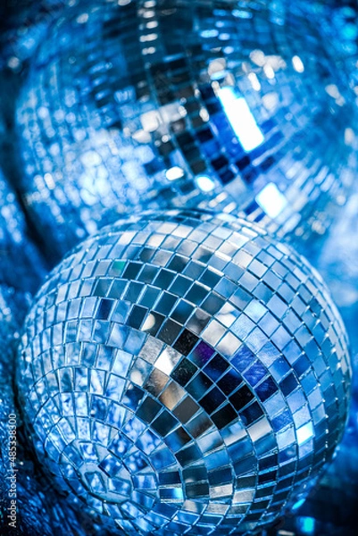Fototapeta 輝く大小のミラーボールのアップ
