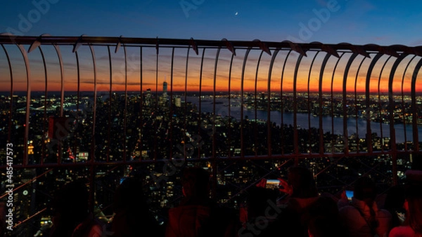 Obraz People taking selvies of New York City Downtown on the top of the empire state building at dusk, nyc