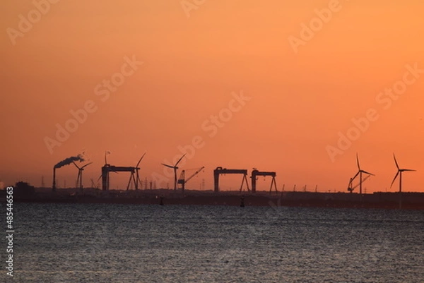 Obraz 朝焼けに浮かぶ工業地帯