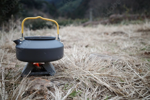 Fototapeta 野に置かれたポケットストーブとケトル
