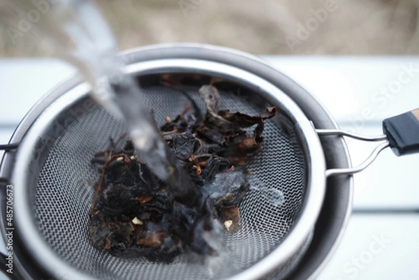 Fototapeta 紅茶の茶葉にお湯を注ぐ