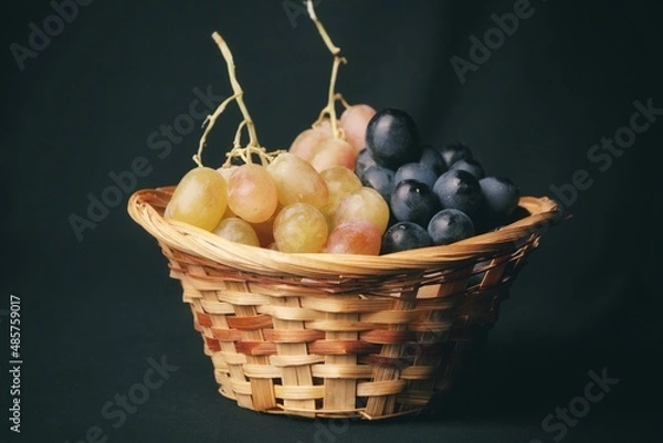 Fototapeta basket of grapes