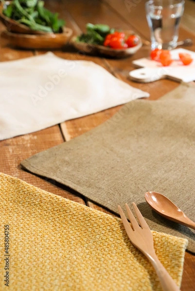 Fototapeta カフェテーブルの上のお皿ランチョンマット
