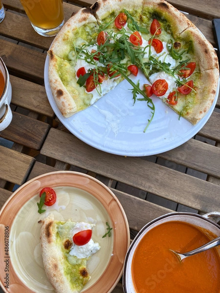 Obraz pesto pizza with arugula and cherry tomatoes