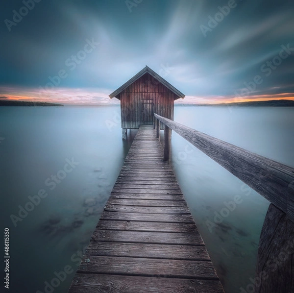 Fototapeta Bootshaus mit Steeg am See