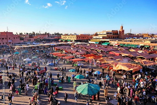 Fototapeta MARRAKECH, MOROCCO - 6 March 2016: Famous Jemaa el Fna square crowded at dusk. Marrakesh, Morocco