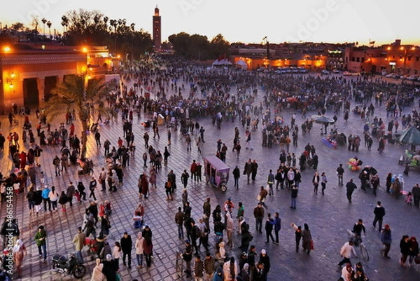 Fototapeta MARRAKECH, MOROCCO - 6 March 2016: Famous Jemaa el Fna square crowded at dusk. Marrakesh, Morocco