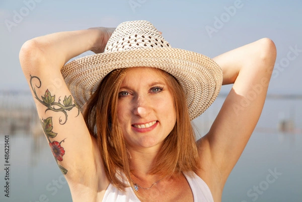 Obraz Mujer con sombrero de paja al sol
