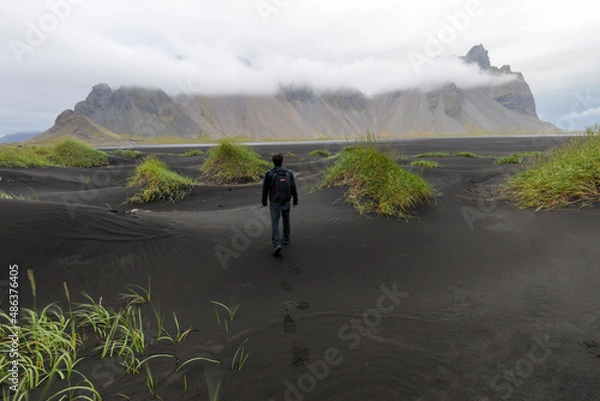 Obraz man walking on the beach