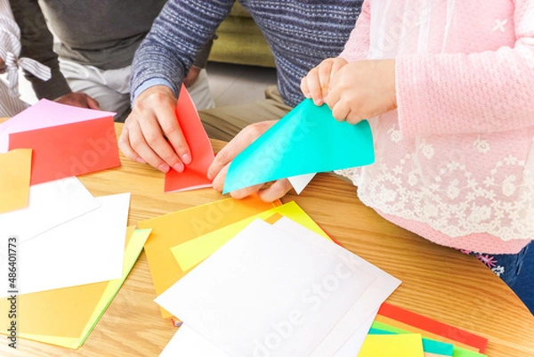 Fototapeta 折り紙をする子ども