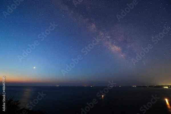 Fototapeta 伊豆半島の海辺から見る釣舟の灯りと天の川と明けの明星
