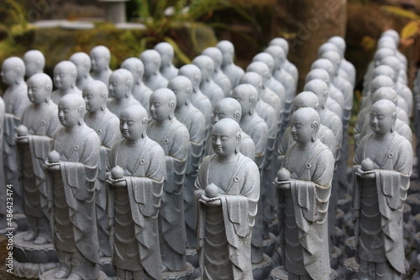 Fototapeta 早春の鎌倉。長谷寺。整列する地蔵たち。