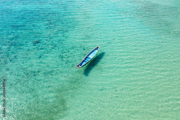 Obraz ドローンで撮影した、晴れた日の沖縄のビーチです。