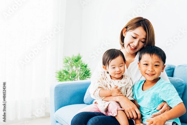 Fototapeta 家で子どもたちと遊ぶ若い主婦