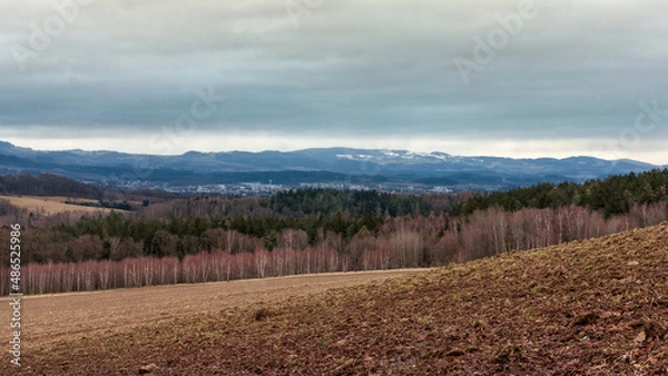 Fototapeta Widok ze szczytu Godzisz (Goduszyn) na mieście Jelenia Góra w Dolnej Śląskiej