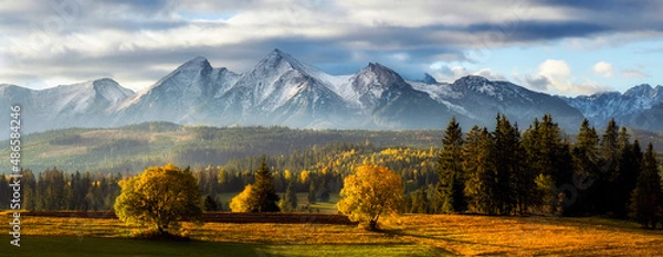 Fototapeta Beautiful autumn landscape of Tatry mountains - panorama