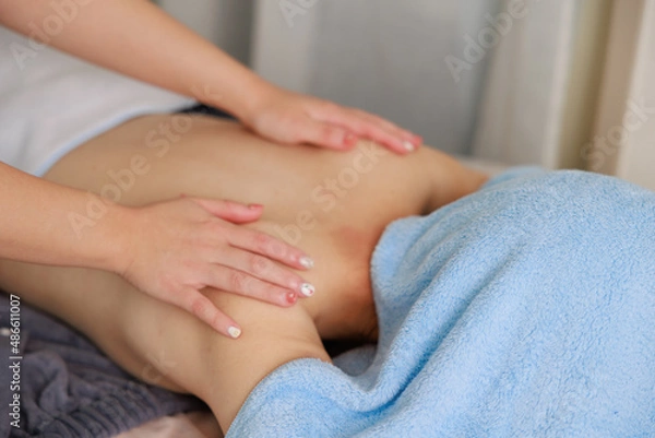 Obraz エステサロンで背中のマッサージを受ける女性