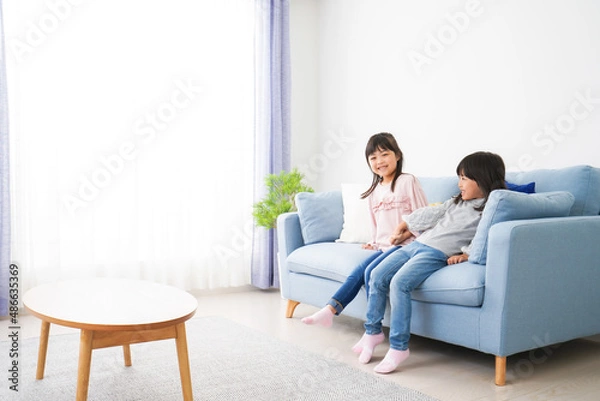 Fototapeta お家で仲良く遊ぶ女の子たち