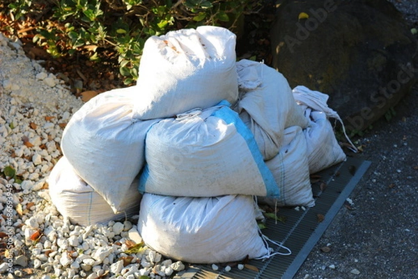 Fototapeta 河川の洪水対策のための土のう。家屋の浸水対策。