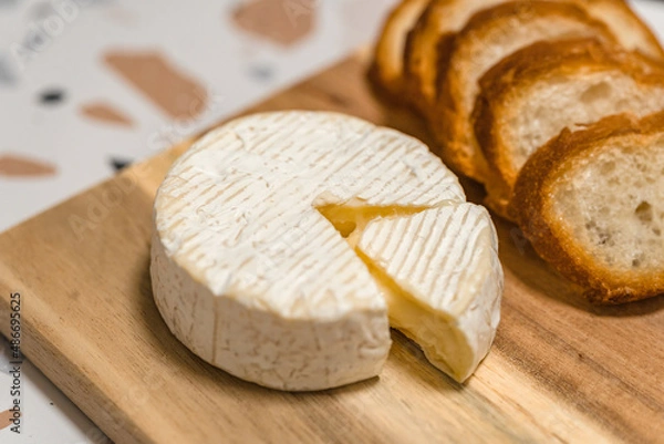 Fototapeta カマンベールチーズとバケット