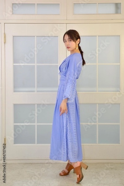 Obraz 室内にてワンピースを着た若く美しい女性のポートレート